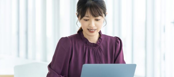 パソコンを使う女性ビジネスウ